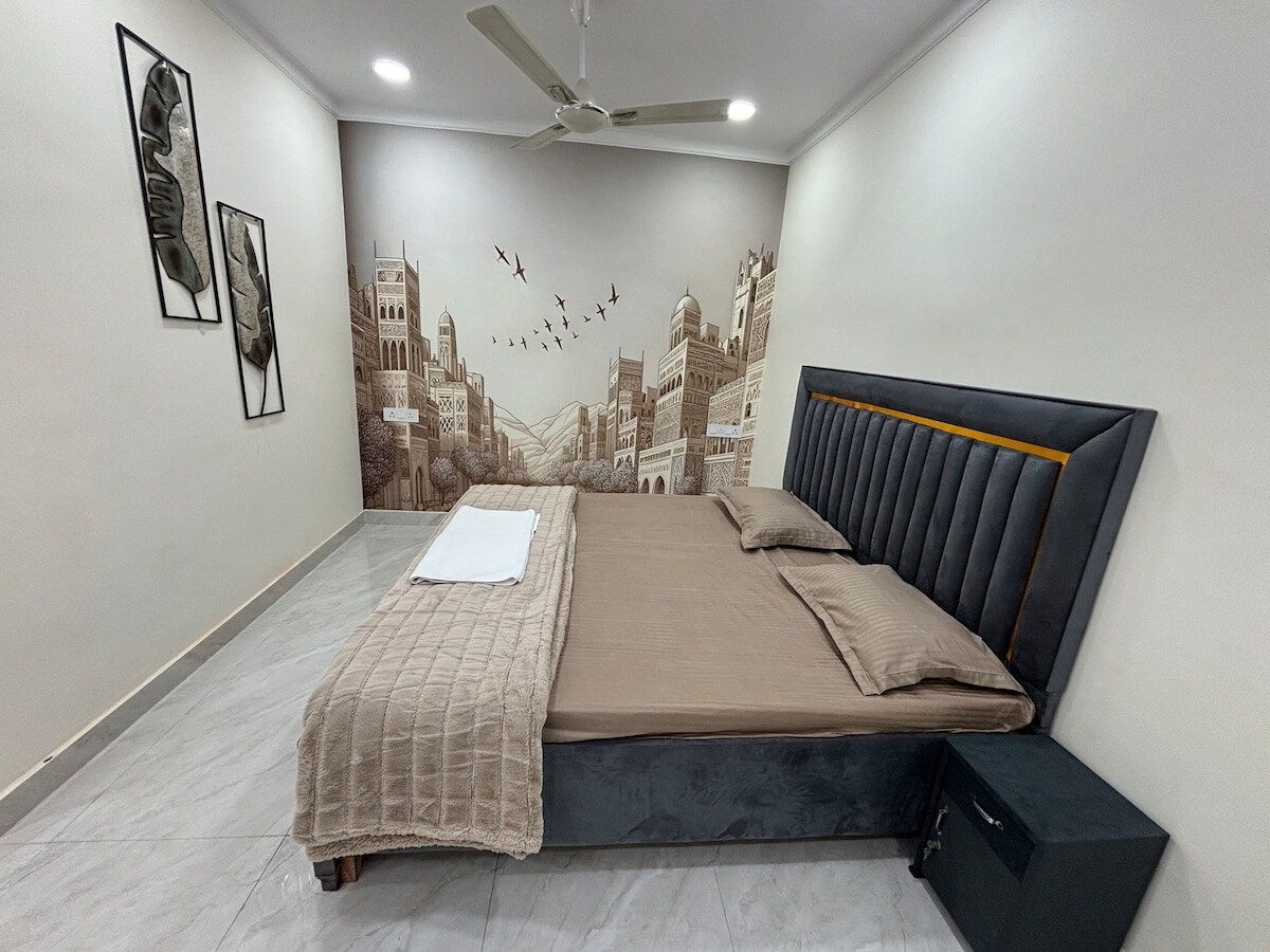 Trahes Elite Modern 2 Bedroom in East Patel Nagar - Tap to explore photos