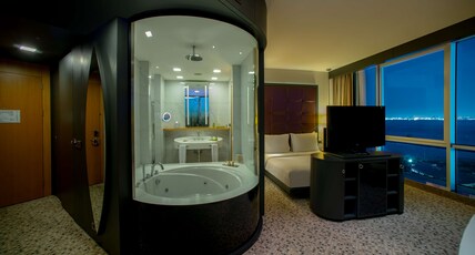 DoubleTree by Hilton Istanbul - Moda Room Type - KING CORNER SEA VIEW ROOM