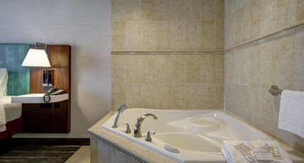 Hampton Inn & Suites by Hilton - Guelph Room Type - WHIRLPOOL SUITE KING BED-N