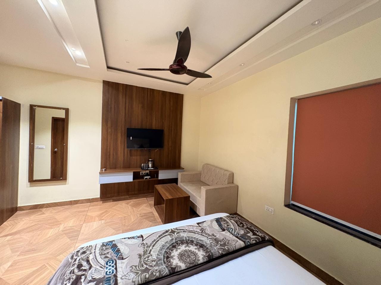 Hotel IRIS - Tap to explore photos