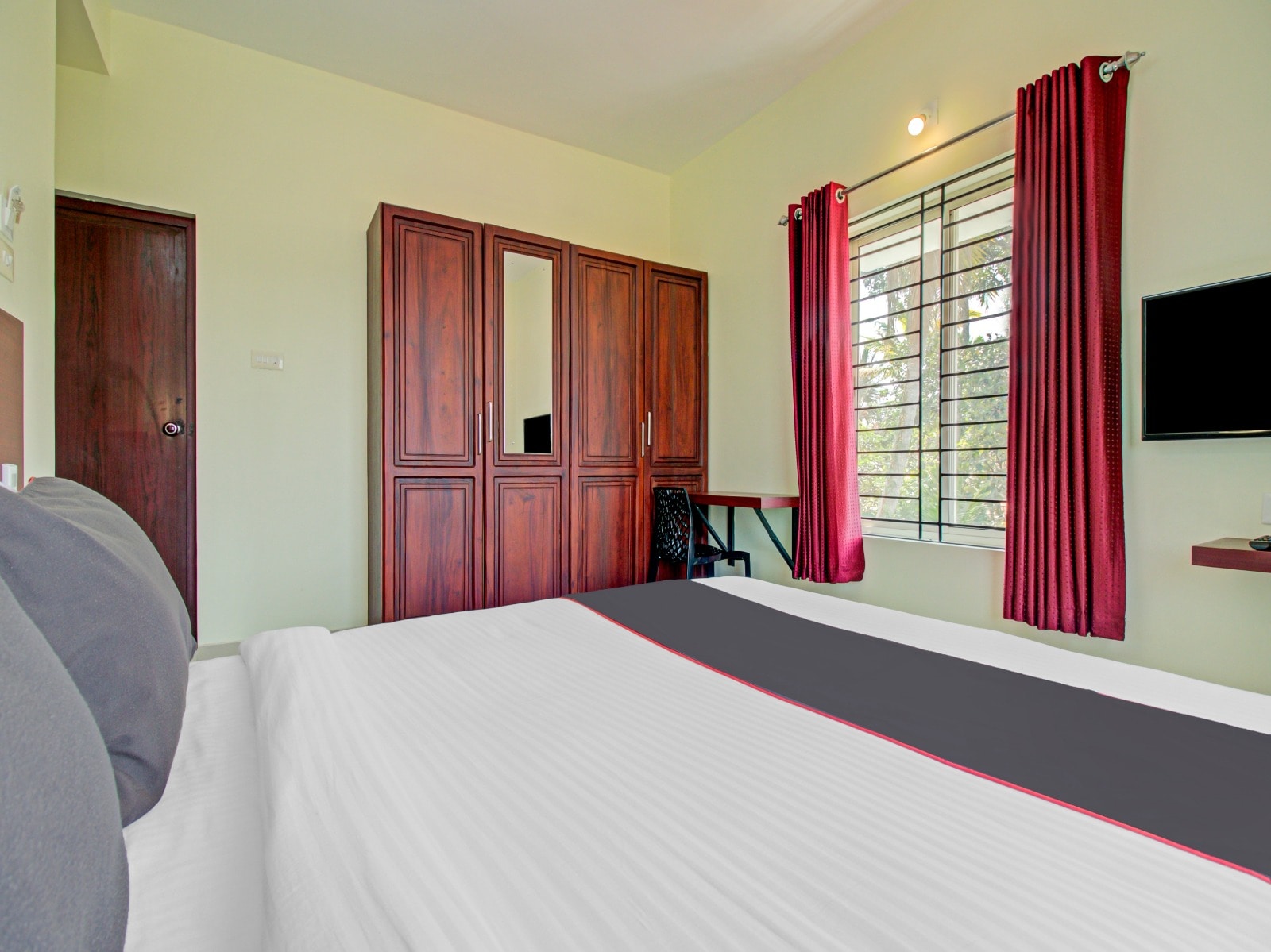 Blueway Residency Business Boutique Hotel - Tap to explore photos