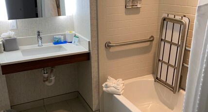 Holiday Inn Express COLUMBIA Room Type - 1 King Suite Mobility Accessible Tub