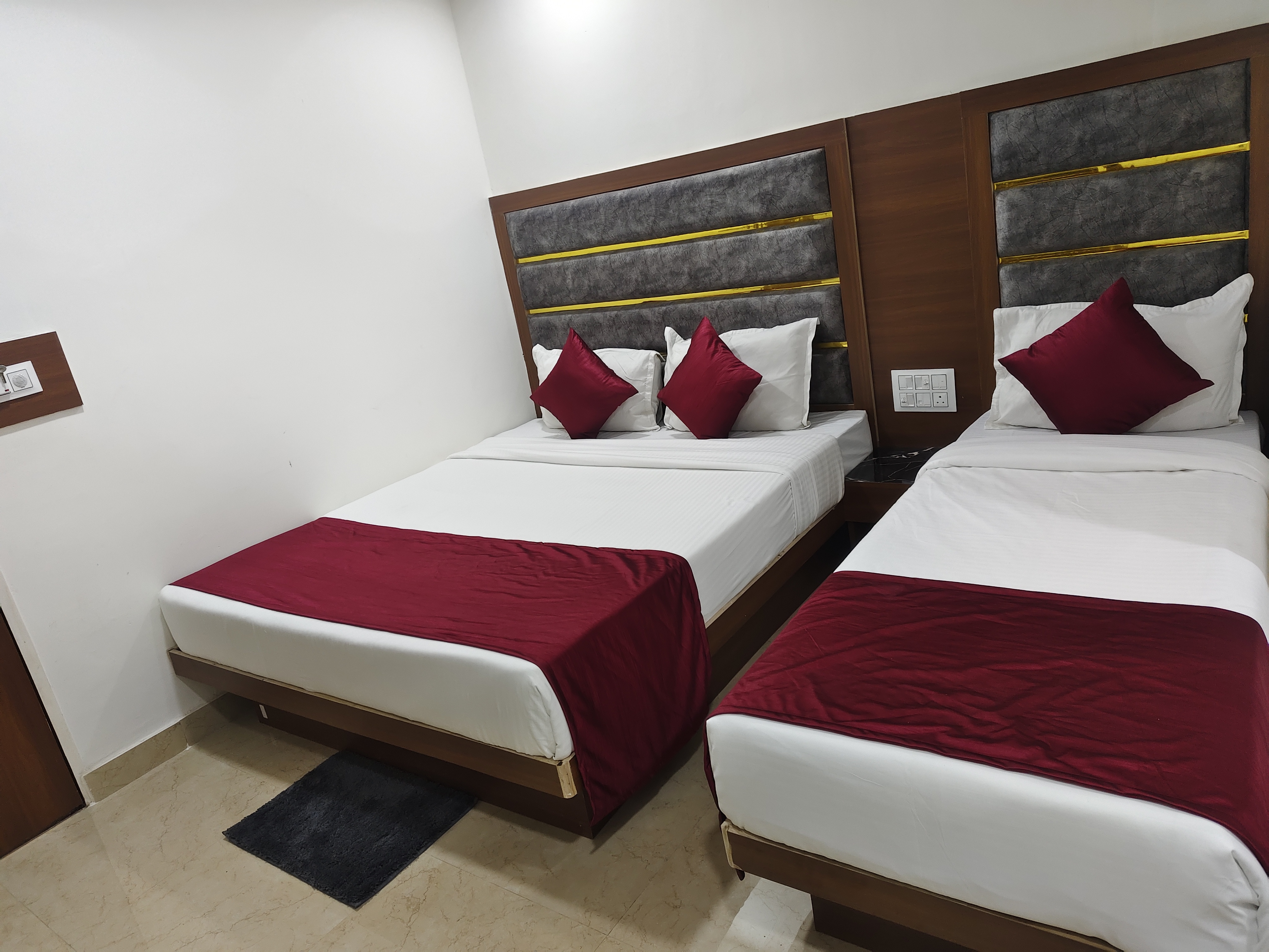 Hotel MARUTI R Drive Inn Road - Tap to explore photos