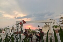 Paarijat PG Classic family room with veg breakfast