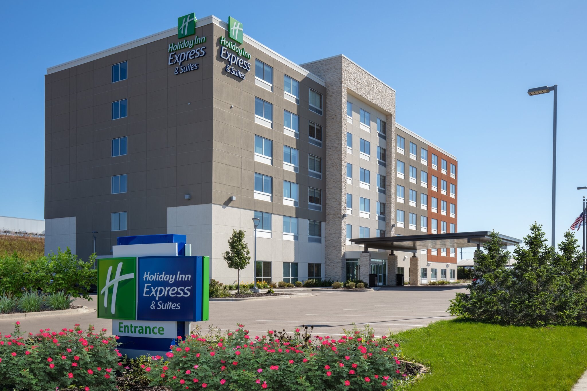 Holiday Inn Express & Suites - Beloit - Tap to explore photos