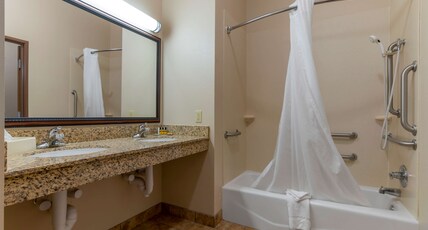 Best Western Butterfield Inn Room Type - Accessible - 2 Queen, Mobility Accessible, Bathtub, Non-Smoking, Full Breakfast