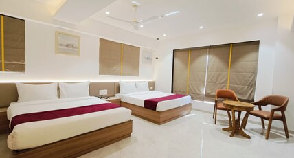 MURLI HOTEL LUXURY ROOMS Room Type - Family Room (2 King Bed)