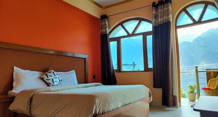 Mountain Front Inn B&B Room Type - Deluxe Double Bed Room With Balcony and Sleeping Beauty Mountain Facing View