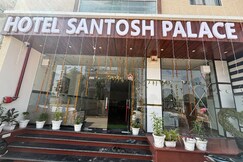 Hotel Santosh Palace (Free Gated Parking & 10 Minutes walk from Temple)