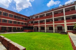 Hotel Goverdhan, Walking to Raja Ki Mandi Railway & 3 km from ISBT