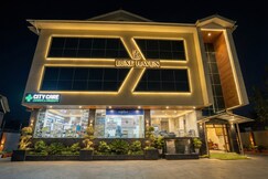 Hotel Luxe Haven Residency (2min drive to Airport)