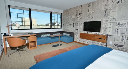 The Lismore Hotel Eau Claire - a DoubleTree by Hilton Hotel Room Type - 1 KING BED