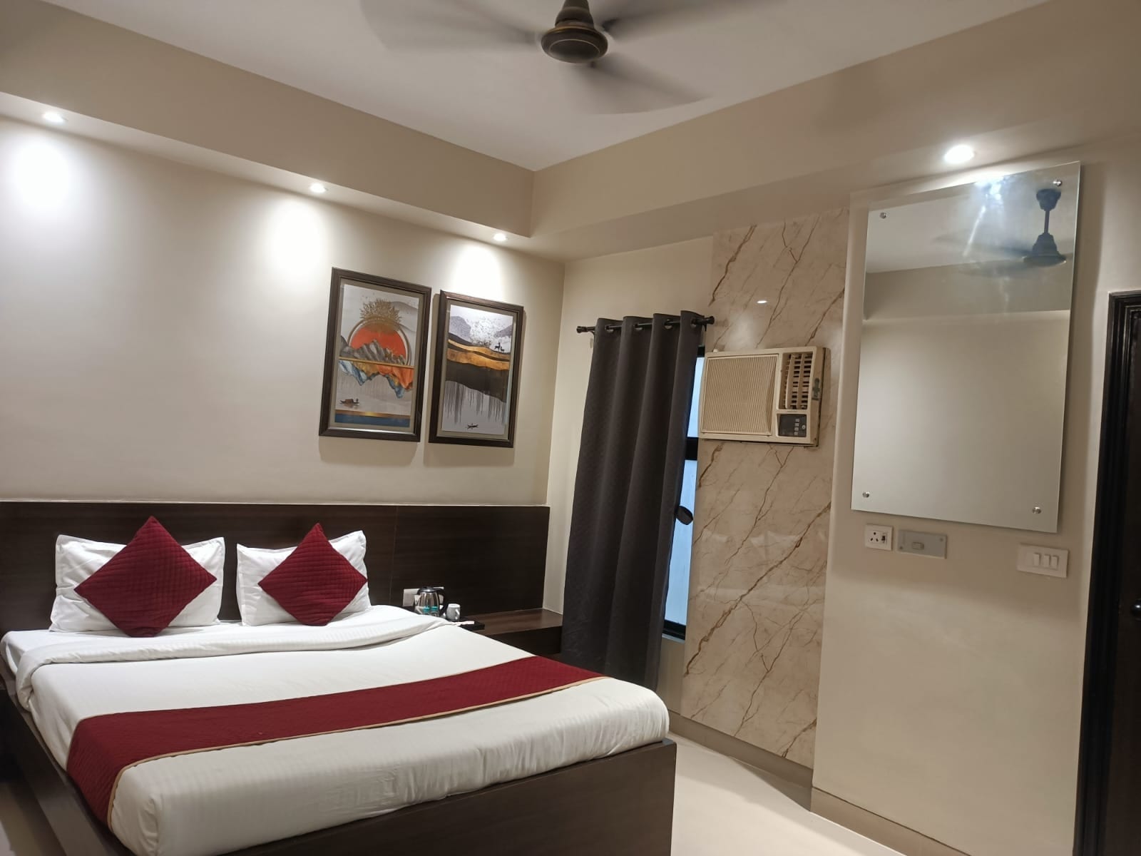 Hotel Shelter 150 M From Charbagh Railway Station - Tap to explore photos