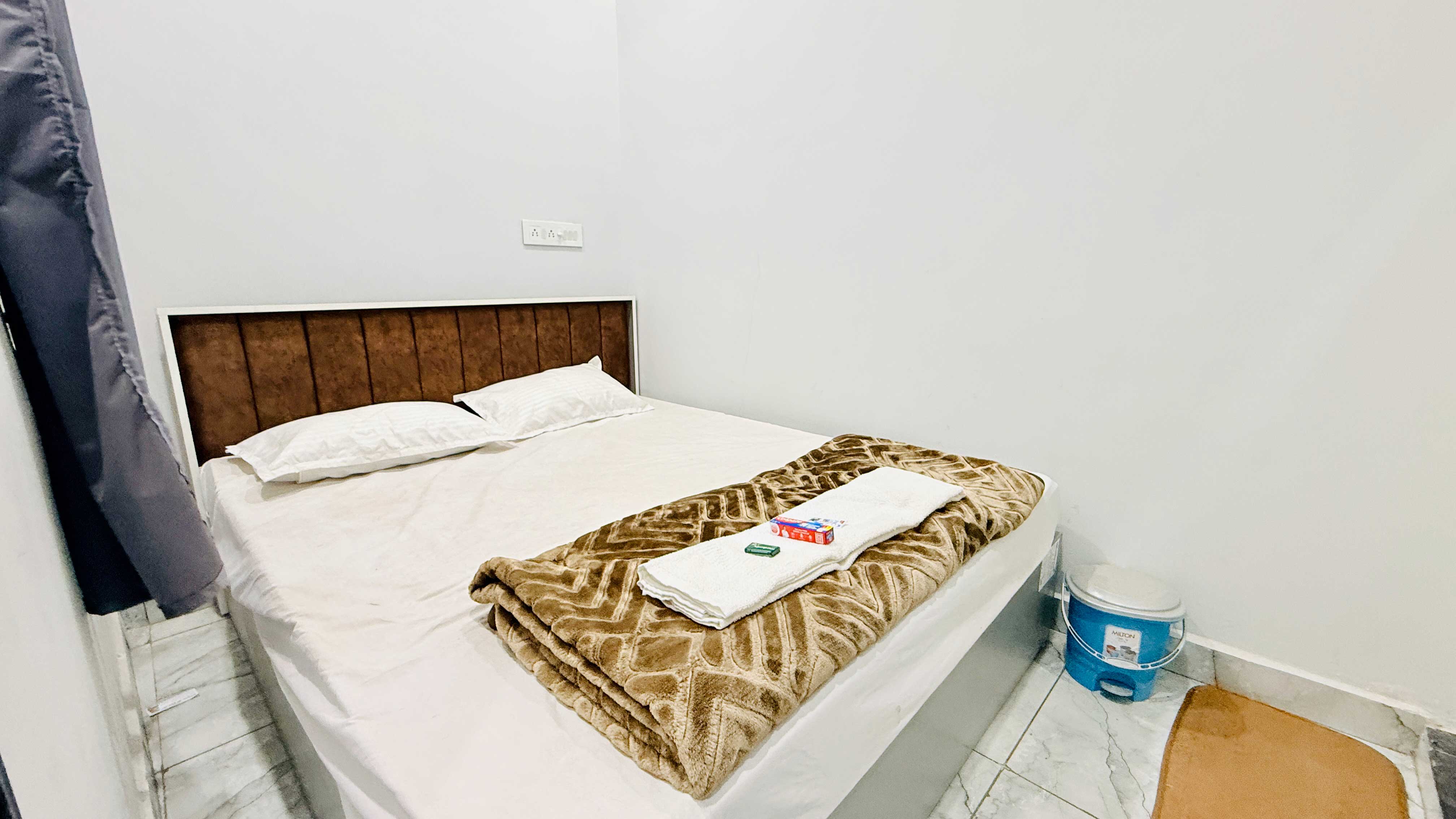 Rusia ji home stay - Tap to explore photos