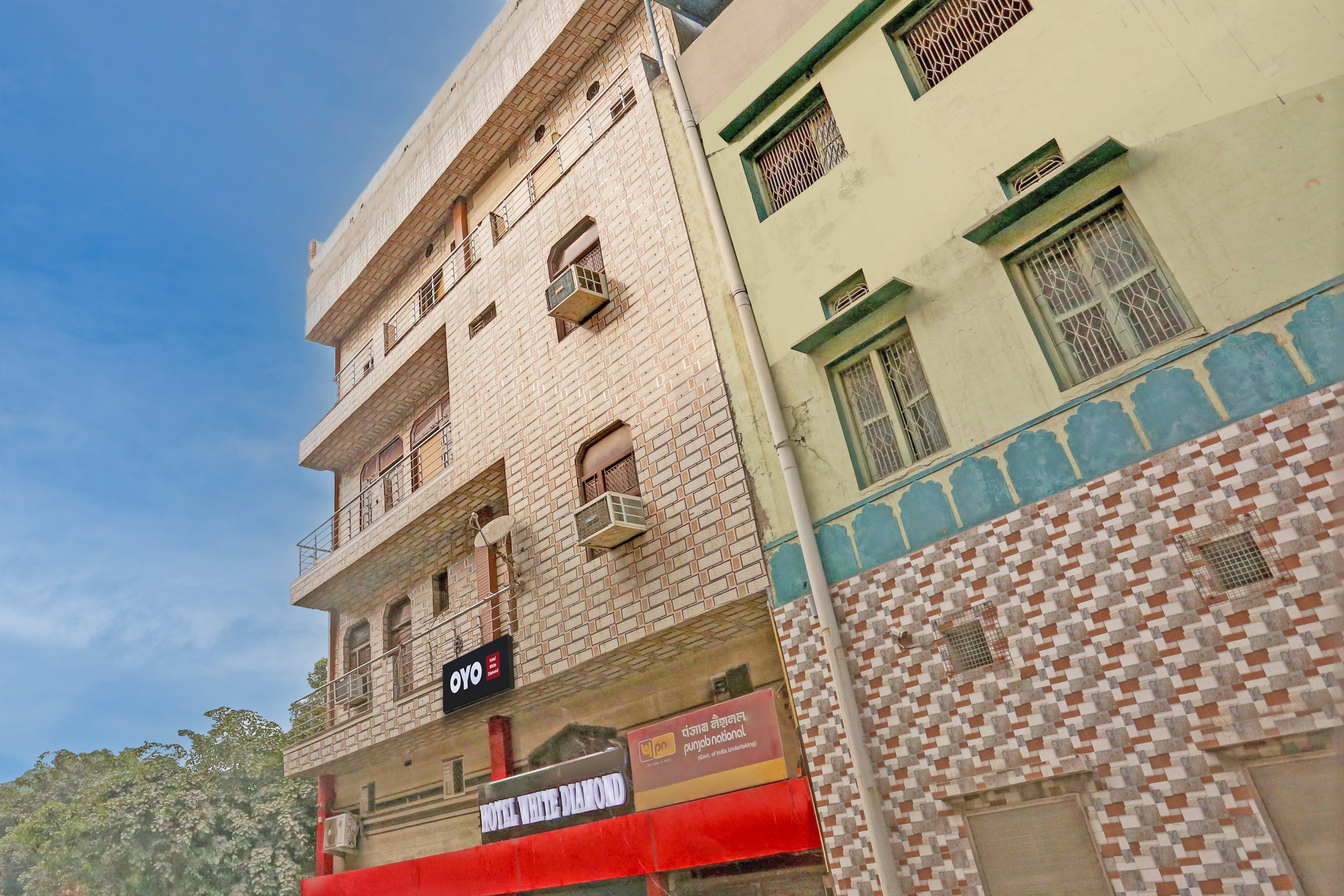 Hotel O White Diamond - Tap to explore photos