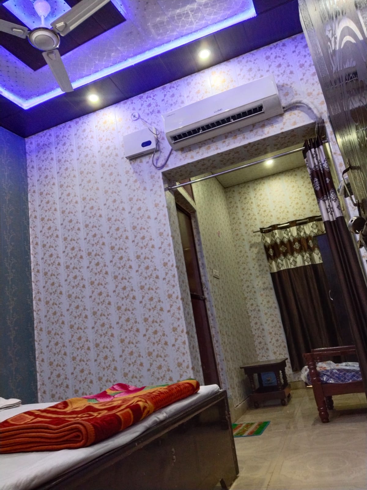 Shri Beni Madhav Hotel - Tap to explore photos