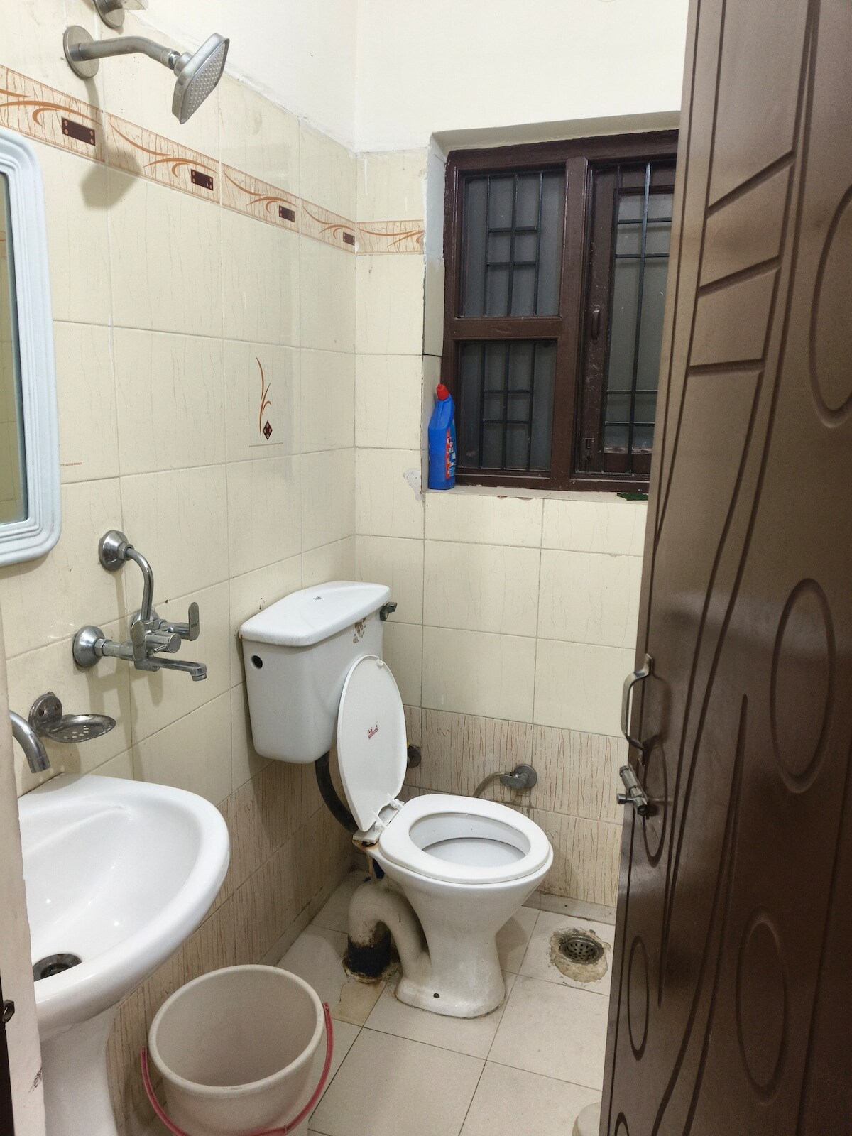 Clean Private AC Room Free Wi Fi Parking - Tap to explore photos