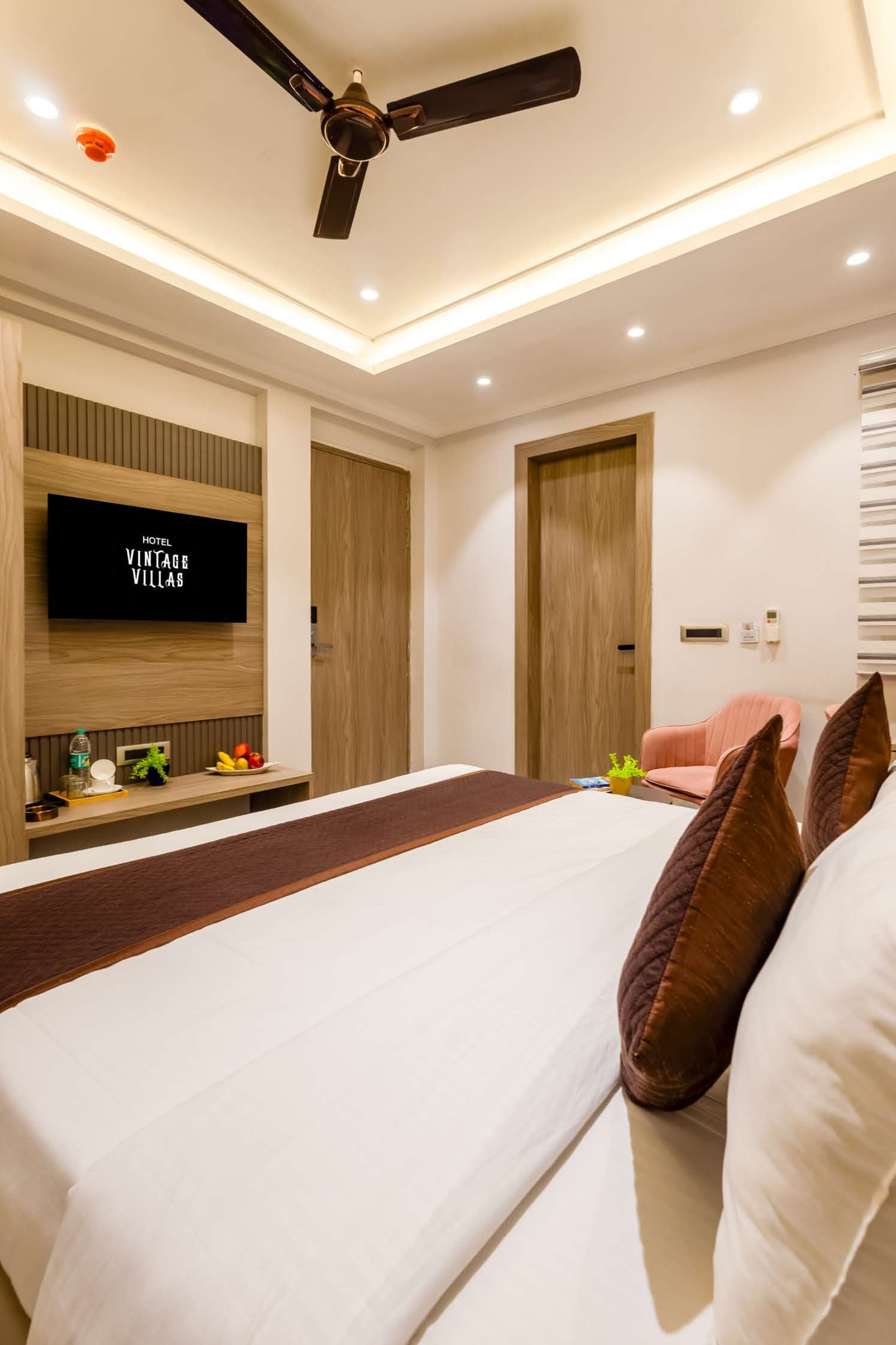 Hotel Vintage Villas-Near Fortis Shalimar Bagh - Tap to explore photos