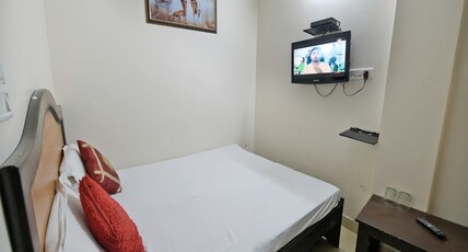 Hotel Frank Inn @2 Min Walking Distance from Railway Stn Room Type - Deluxe Non-AC Room With Free Wifi