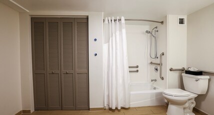 Holiday Inn Express Burlington, an IHG hotel Room Type - 1 Queen Bed Standard Mobil Access Tub