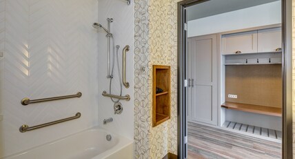 Holiday Inn Hotel & Suites Bellingham, an Ihg Hotel Room Type - 1 King Suite Communications Accessible Tub