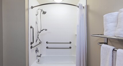 Holiday Inn Express & Suites Eagle Pass Room Type - 1 King Bed Suite Mobil Access Tub