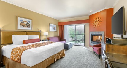 Best Western Plus Arroyo Roble Hotel & Creekside Villas Room Type - 1 King Bed, North Signature Room, Red Rock View, Non-Smoking, Sofabed, Fireplace, Refrigerator, Full