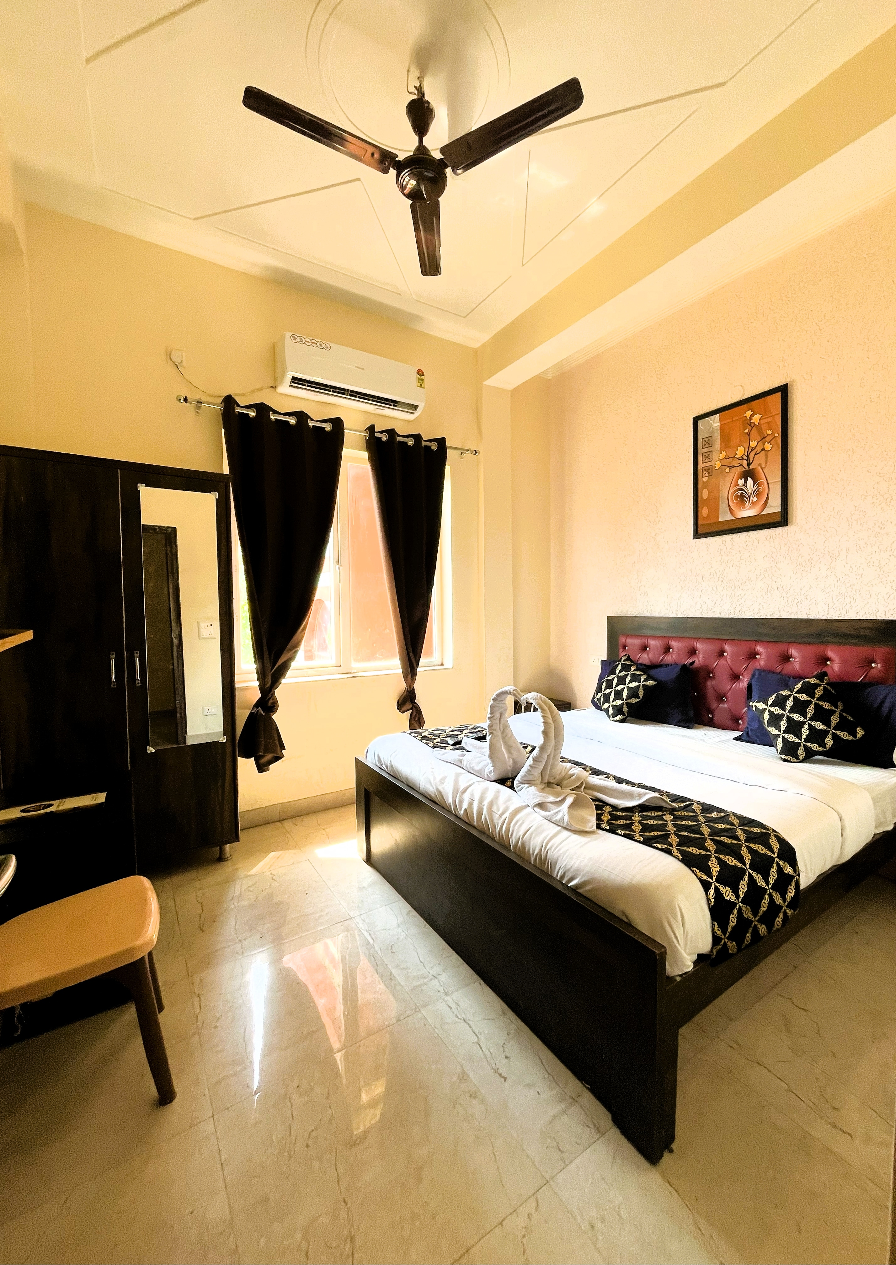 Grand Parador - Tap to explore photos