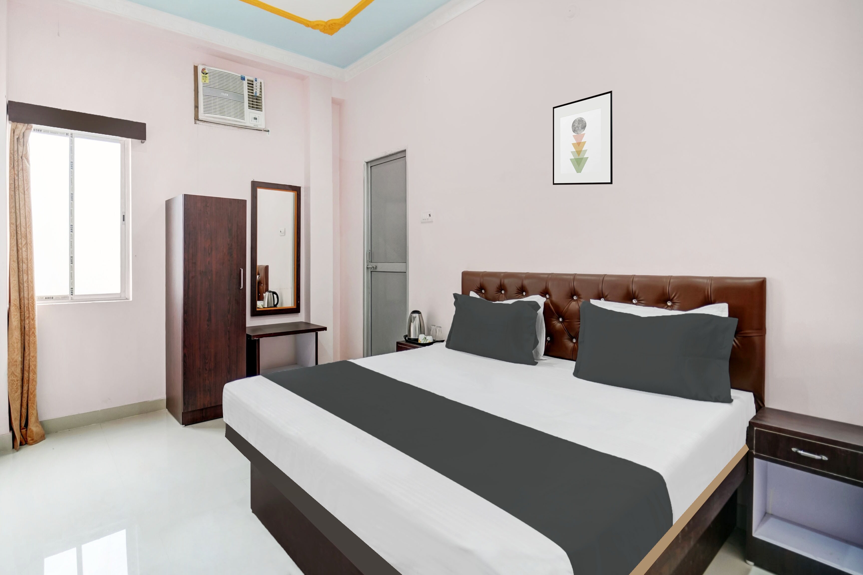 HOTEL O SAINI INN - Tap to explore photos