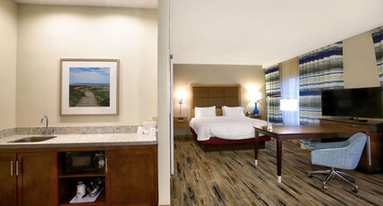 Hampton Inn & Suites By Hilton Baltimore/Aberdeen, Md Room Type - 1KN STDO MIC FRIDG WTBR NS