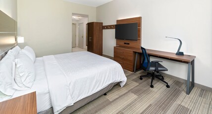 Holiday Inn Express Hotel & Suites Dinuba West Room Type - 1 King Standard Access