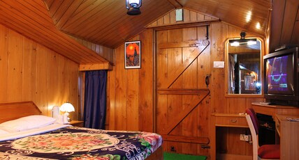 Snow King Retreat - The Heaven Room Type - SINGLE PINE WOOD COTTAGE ONE DOUBLE BED FOR 2 PAX WITH SOFA CUM BED