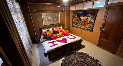 Lucky Kashmir Heritage Houseboat Room Type - Bedroom 1