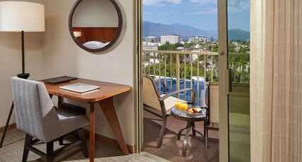 Hilton Pasadena Room Type - 1 KING DELUXE MOUNTAINVIEW