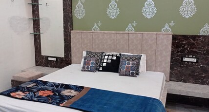Shri Radhe Krishna Hotel Room Type - DELUXE ROOM