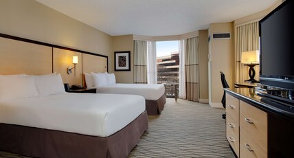 Hilton Rosemont Chicago O'Hare Room Type - 2 QUEEN CORNER ROOM