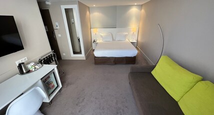 Holiday Inn Paris - Auteuil Room Type - 1 Double Bed Standard Single Sofa Bed Holiday Inn Paris - Auteuil Room Type - 1 Double Bed Standard Single Sofa Bed