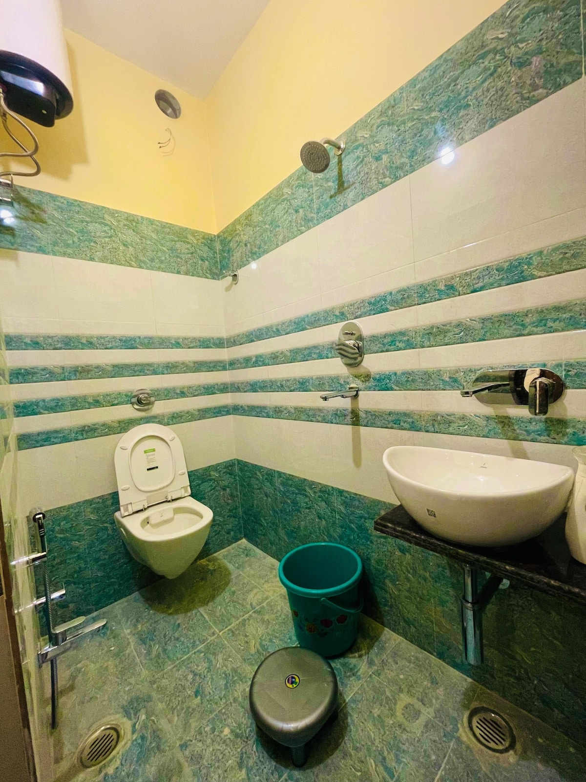 Kashi Raj Homestay Near Kashi Vishwanath - Tap to explore photos