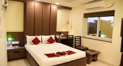 Hotel Coral Grand Room Type - Deluxe Room with Work Desk