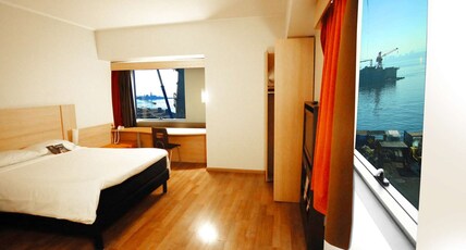 Ibis Valparaiso Room Type - Room with queen-size bed for two people and sea view