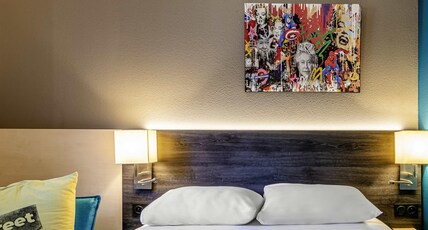 Greet Hotel Bordeaux Floirac Arena Room Type - POP Room with double bed and sofa