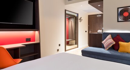 Hampton by Hilton Ashford International Room Type - QUEEN ROOM WITH SOFA BED