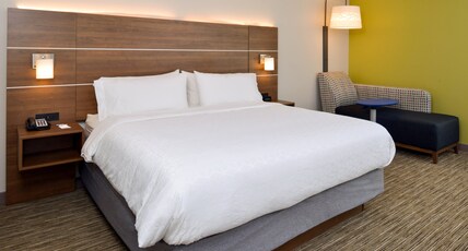 Holiday Inn Express and Suites Ottumwa Room Type - 1 King Suite Additional Living Area