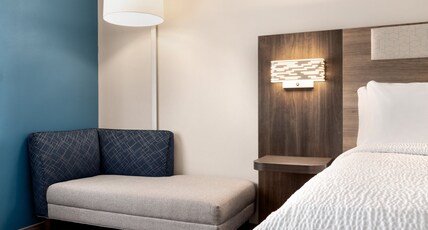 Holiday Inn Express Hotel & Suites Edmond Room Type - 1 King Standard