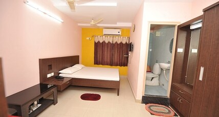 SHREE LAKSHMI GUEST HOUSE Room Type - Deluxe Room - Queen Bed
