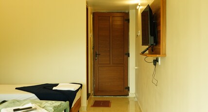Vasu Inn - Rooms in Valparai Room Type - Premium Triple with Balcony