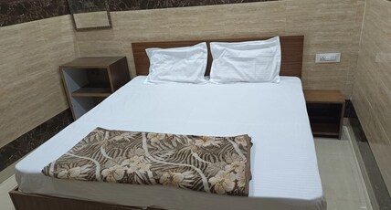Pishorian Bnb | 400 m to Golden Temple Room Type - Deluxe AC Room with Wifi