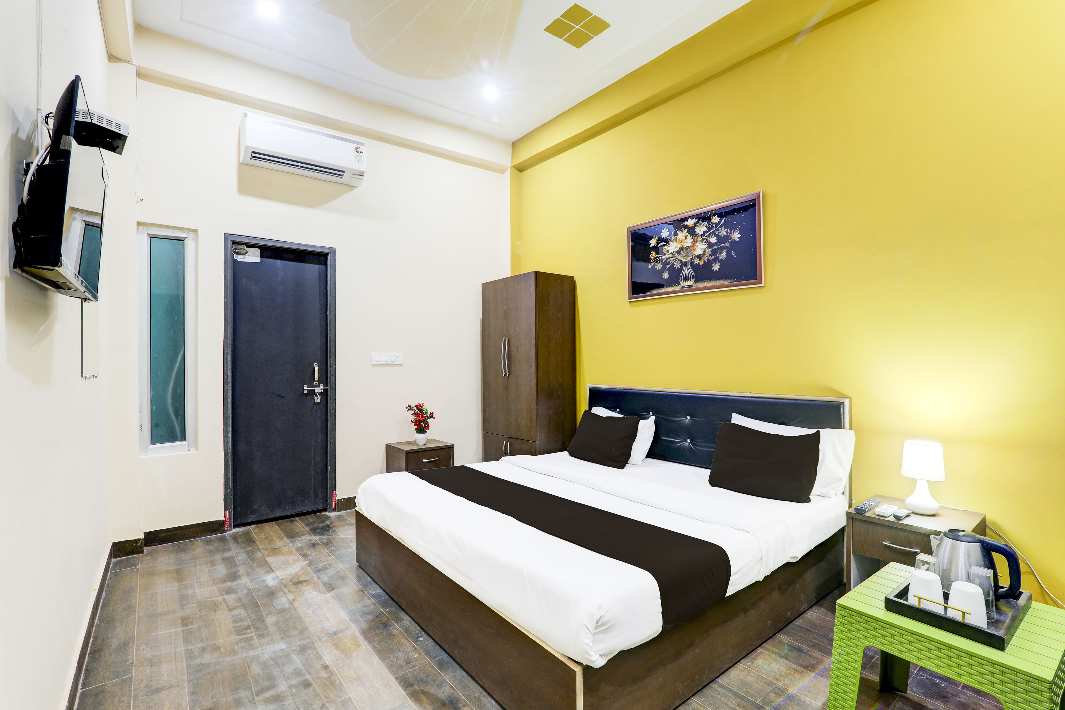 OYO Hotel O Arjun Ganj - Tap to explore photos