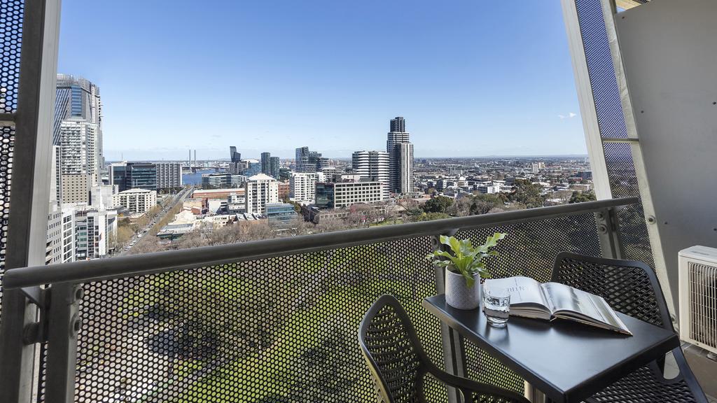 Oaks Melbourne on William Suites - Tap to explore photos