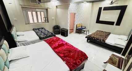 Shri Hari Lodge - 10 mins walking to Shri Ram Mandir & Hanuman Garhi Room Type - Luxury Family Room